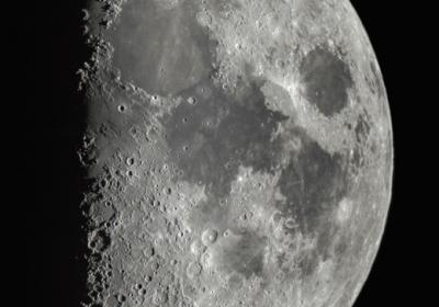 «Half of the Moon and Lunar X in a Craters Show» de Miguel Claro